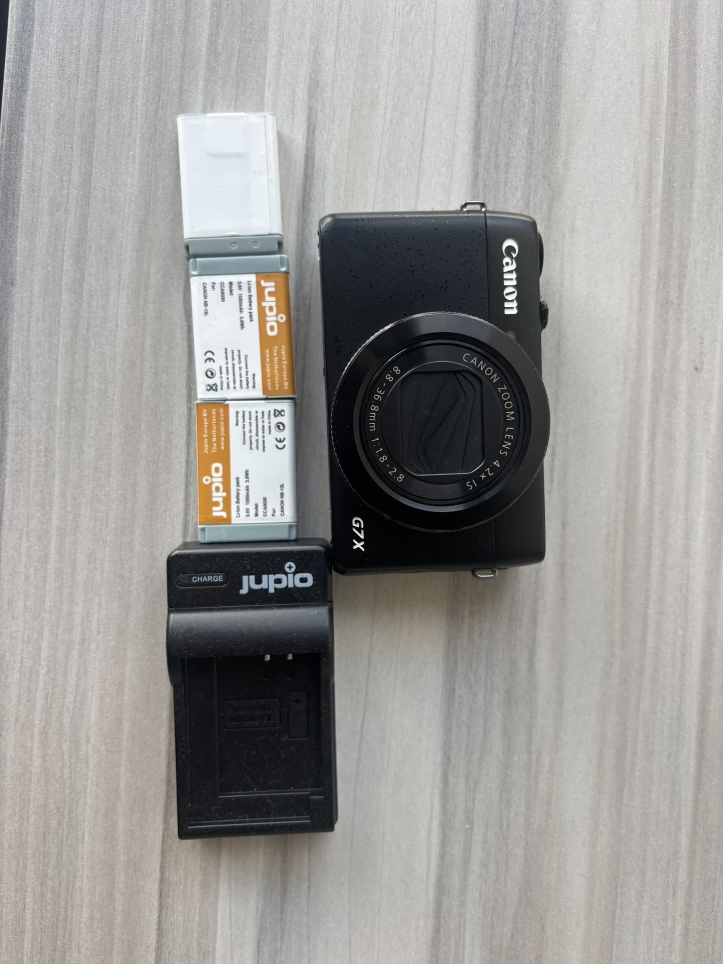 MINT CONDITION CANON G7X MARK I- 3 Batteries Included And Charger For The Batteries.