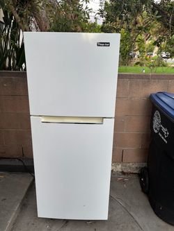 Magic Chef White Top-Freezer Refrigerator