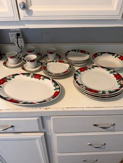 Christmas Poinsettia Dinnerware Set