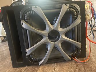 Kicker soobwoofer with a 1 amp soundstream 2,500 watts and another amp  Toshiba of 1,000 watts
