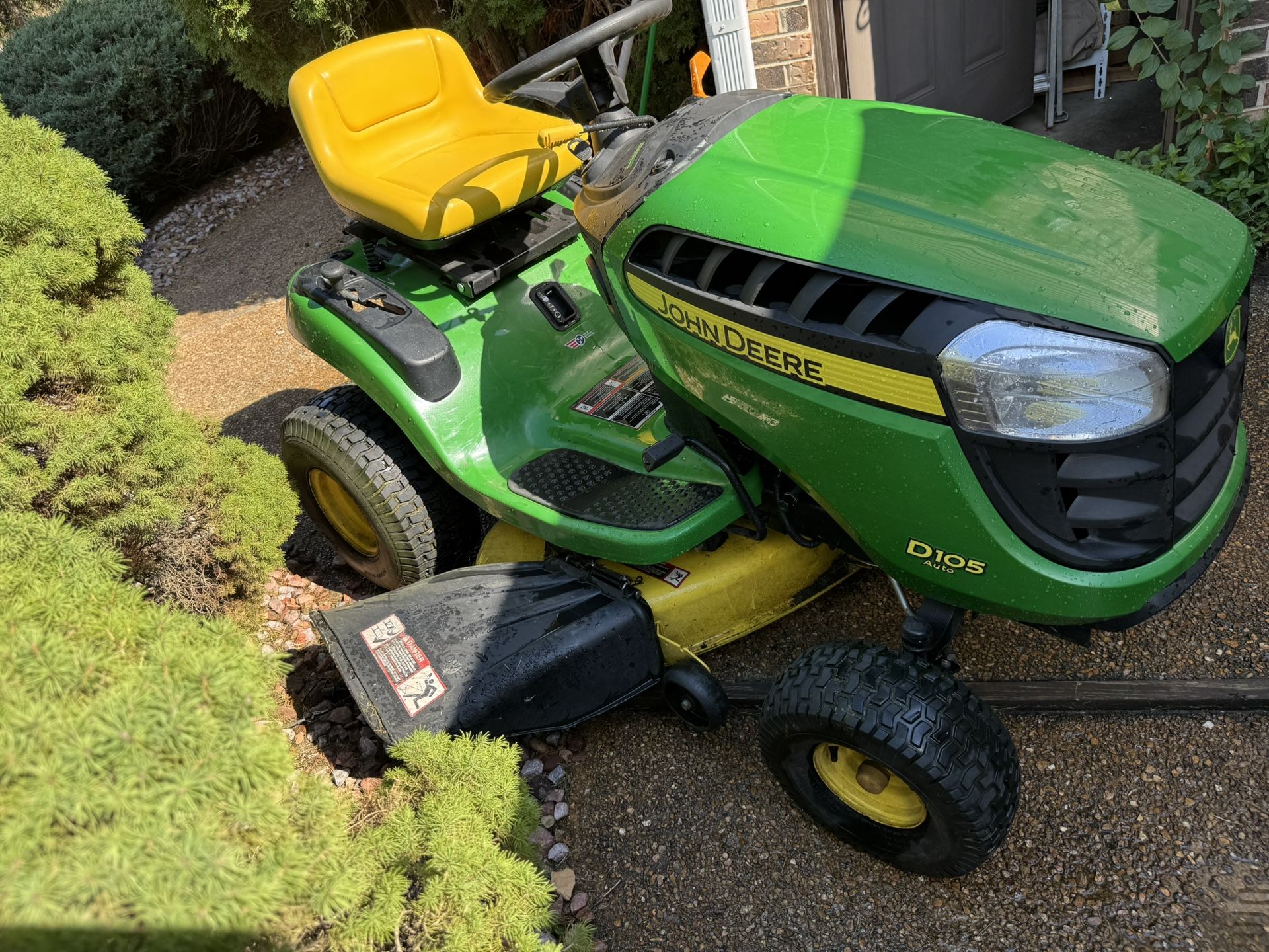 John Deere D105 Riding Lawn Mower