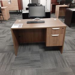 Small Straight Desk (Medern Walnut)