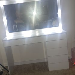 White vanity mirror (comes with Lights) 