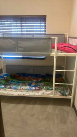 Twin bunk kids bed
