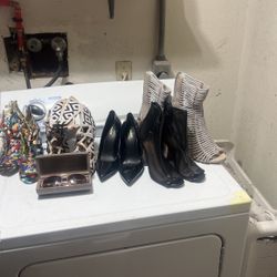 Woman Shoes Size 7 And A Half 