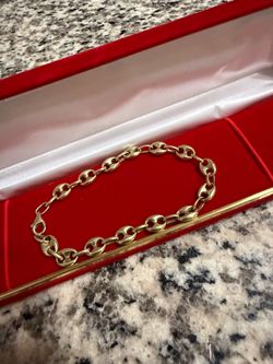 10k gold Gucci bracelet 8.5 inch long in perfect condition,shape