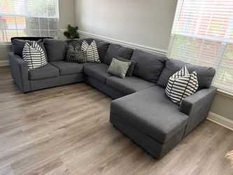 Beautiful gray 3pc sectional sofa