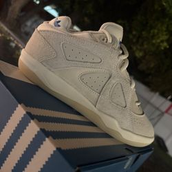 Adidas badbo 1.0. “Bad bunny” size 4.5M