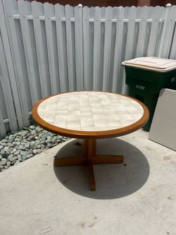 Nice Lil Round Table