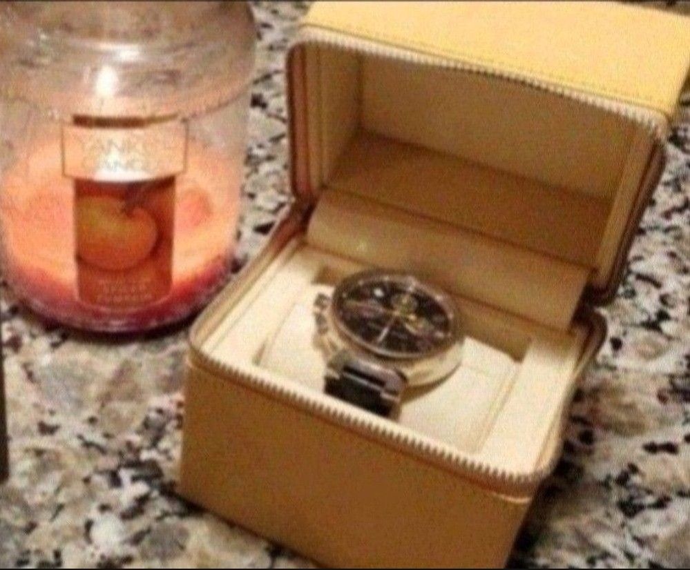 Men's Pre-owned Louis Vuitton Automatic Wristwatch Features a Luxurious Design with an Authentic Leather S.trap