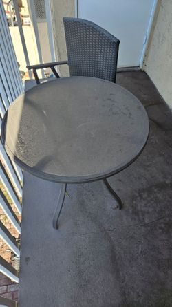 Free Outdoor glass table and chair