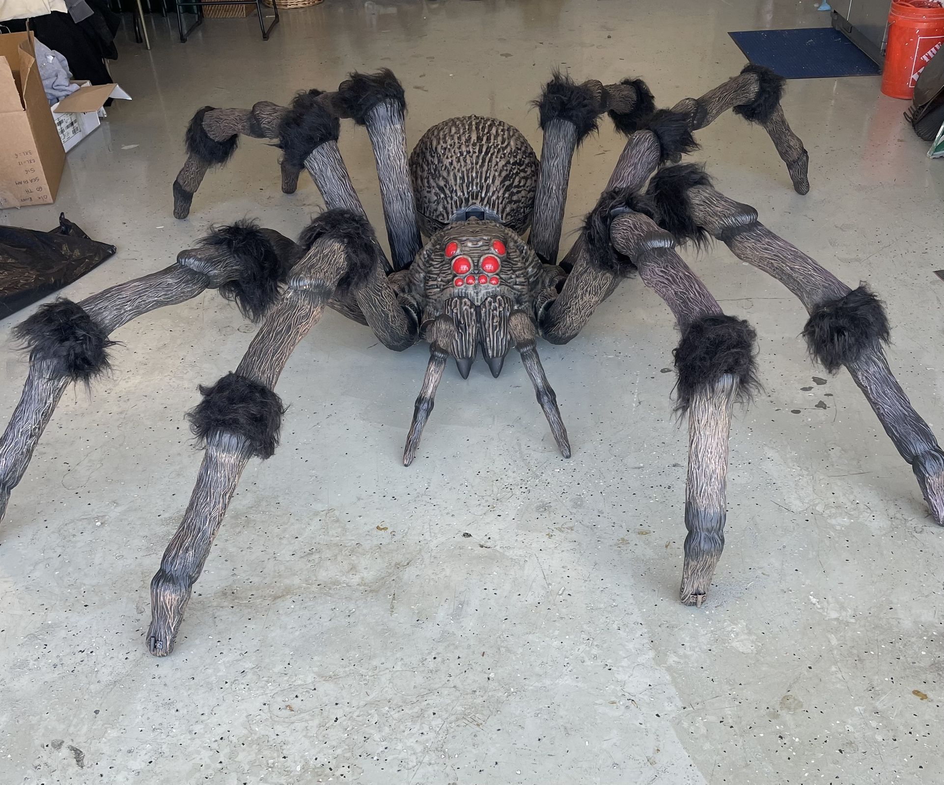 Holloween 8’ Colossal Spider