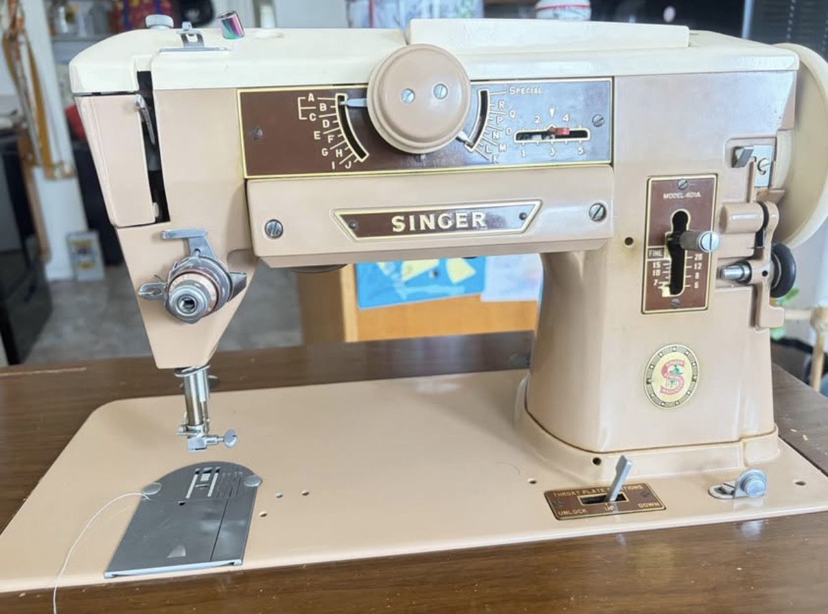 Singer 401a Slant O Matic Vintage Sewing Machine