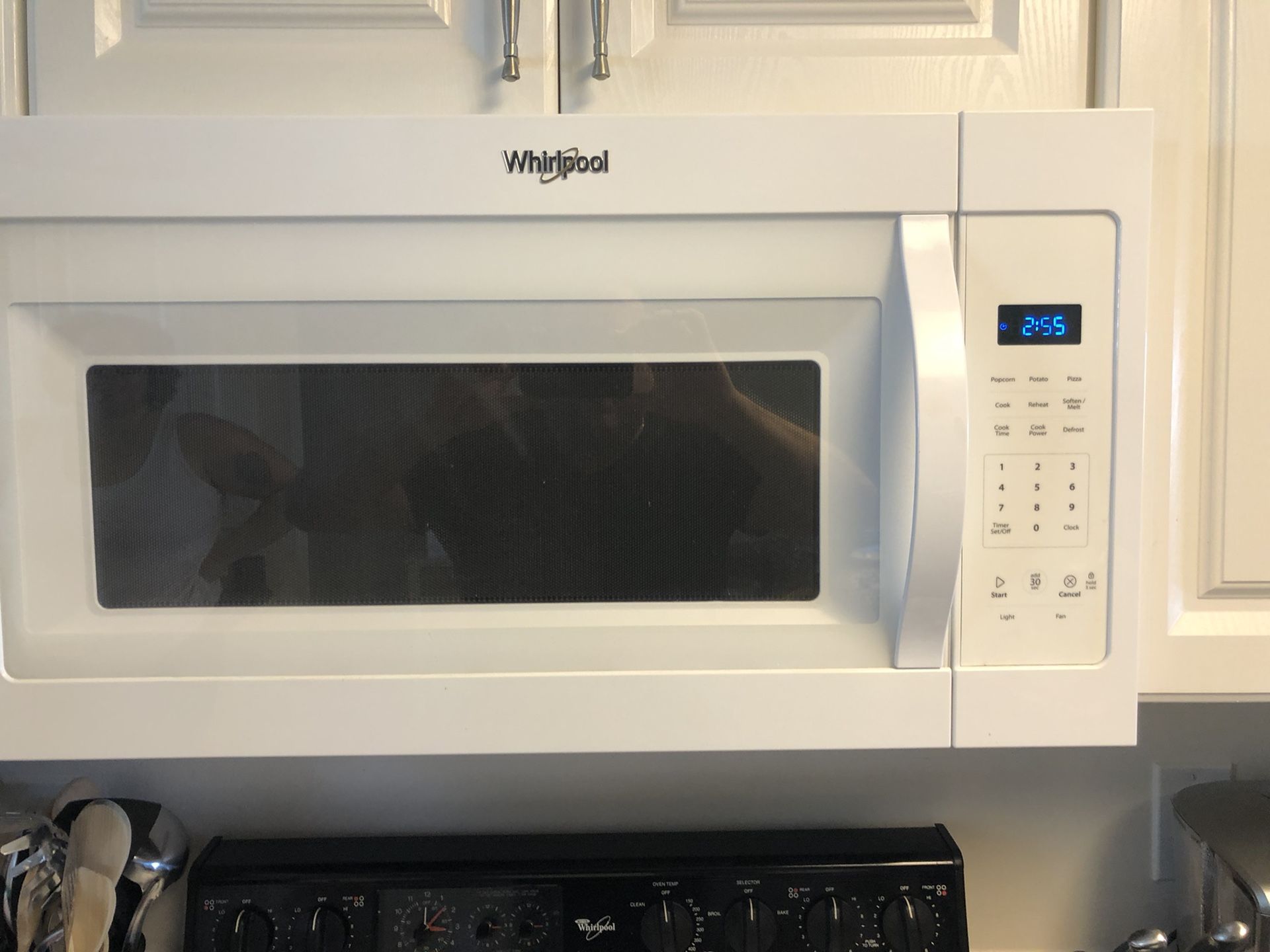 Whirlpool microwave in excellent condition!