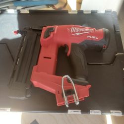 Milwaukee
M18 FUEL 18-Volt Lithium-lon
Brushless Cordless Gen ll 18-
Gauge Brad Nailer (Tool-Only)