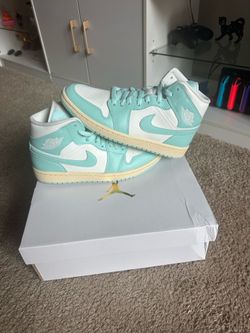 Air Jordan 1 “Light Dew”