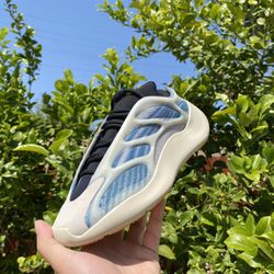 Yeezy 700 V3 ‘Kyanite’ 7.5