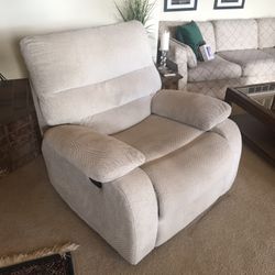 Clean, Comfy Recliner