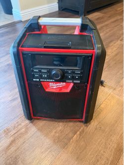 Milwaukee Jobsite Radio / Charger