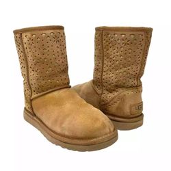 UGG Short Flora Perf Boots Size 7 In woman