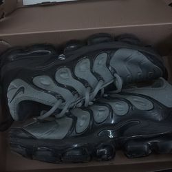 Nike Air VaporMax Plus sneakers black and gray