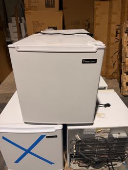 Magic Chef White Compact Mini Fridge