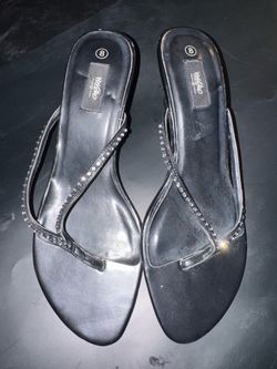 Black low sandals