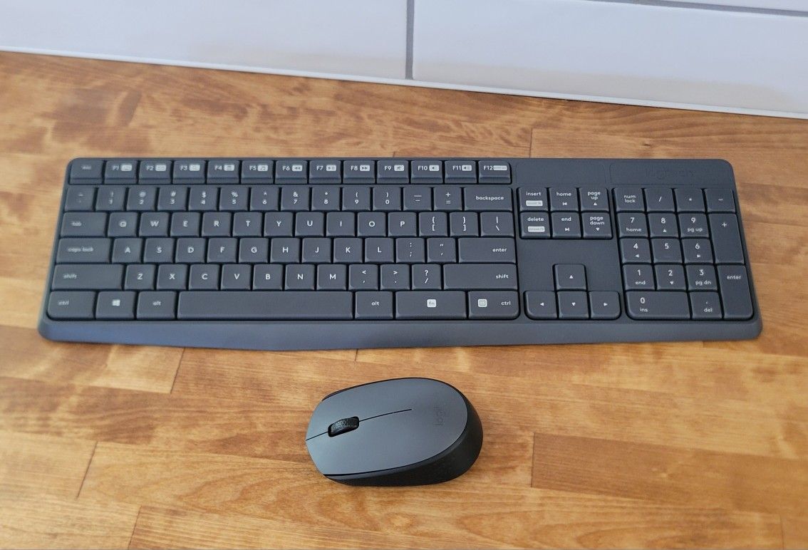 Like New LOGITECH wireless Keyboard And Mouse Set