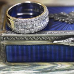 Beautiful 10k white gold ring, size 9