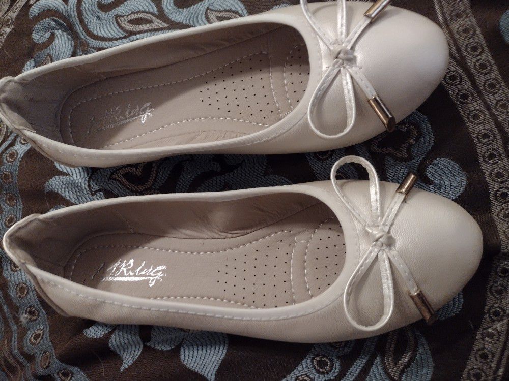 Girls Size 3 Flat Shows With Bows