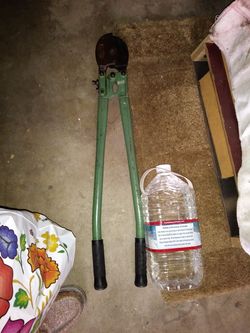 Bolt cutters
