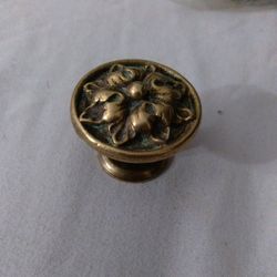 Antique Drawer Pull Handle/Knob, 1" In Diameter, Beautiful Daisy Flower, Salvage. Shipped with USPS First Class.Normal wear and tear. Scratches,nicks 