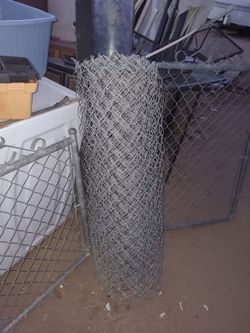 USED FENCE LINK..ABOUT 26FT LONG 2 PEACES..4FT TALL...INCLUDING 2 DOORS..AS IN PICTURES.  AVAILABLE FOR FAIR OFFERS...