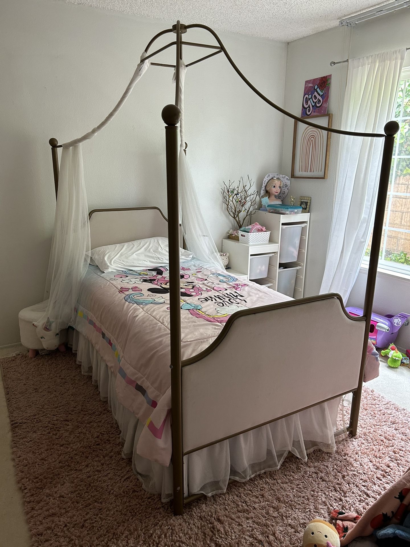 Little Seeds Monarch Hill Canopy Bed