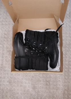 Brand new snow boots (8 in women)