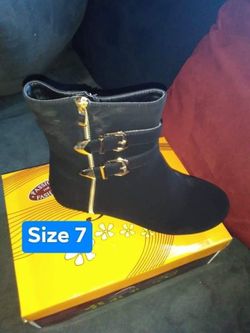 New women’s boots size 7