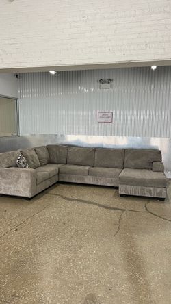 Large Gray 3-Piece Sectional Couch (Delivery Available)