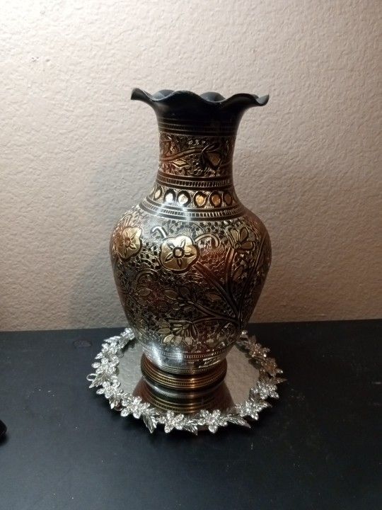 EXQUISITE VTG Black Enamel Brass 10" Royal Vase From Turkey
Enamel & Motif belong to Ottoman era
FREE matching 6" bud vase.