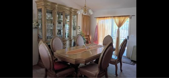 Dinette set w/ showcase ( Beautiful Set )