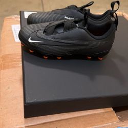 🔥 BRAND NEW Nike Phantom GX Academy Soccer Cleats - Size 1Y - ONLY $40! 🔥