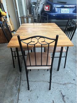 BEAUTIFUL DINING TABLE WITH 4 CHAIRS