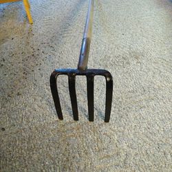 TRUE TEMPER. HEAVY DUTY   10 INCH  POTATO DIGGER   OR FIRE RAKE     NOT SURE WHAT IT FOR BUT ITS A HEAVY DUTY. RAKE.  AND RARE TOOL 