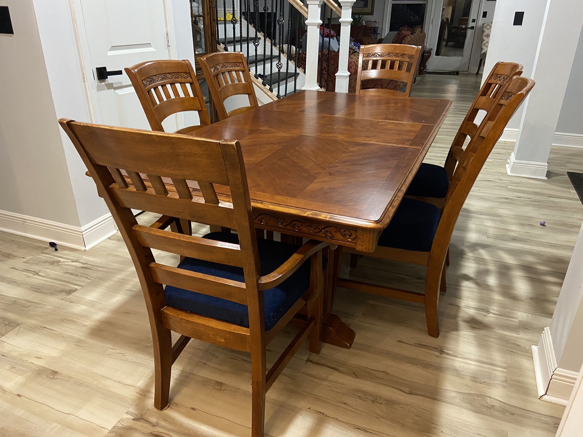 Beautiful Wood Dining room table with 6 chairs 80”x42” 