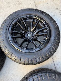 Vendo este juego de rines Con llantas 33x12.50r20 NITTO 90% de vida las 4