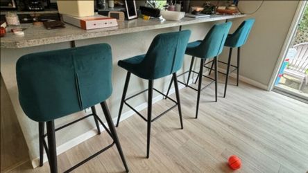 4 Tall chairs for high bar top