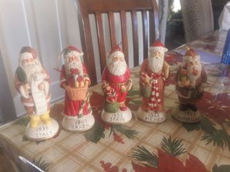 5 Santa Claus figurines.