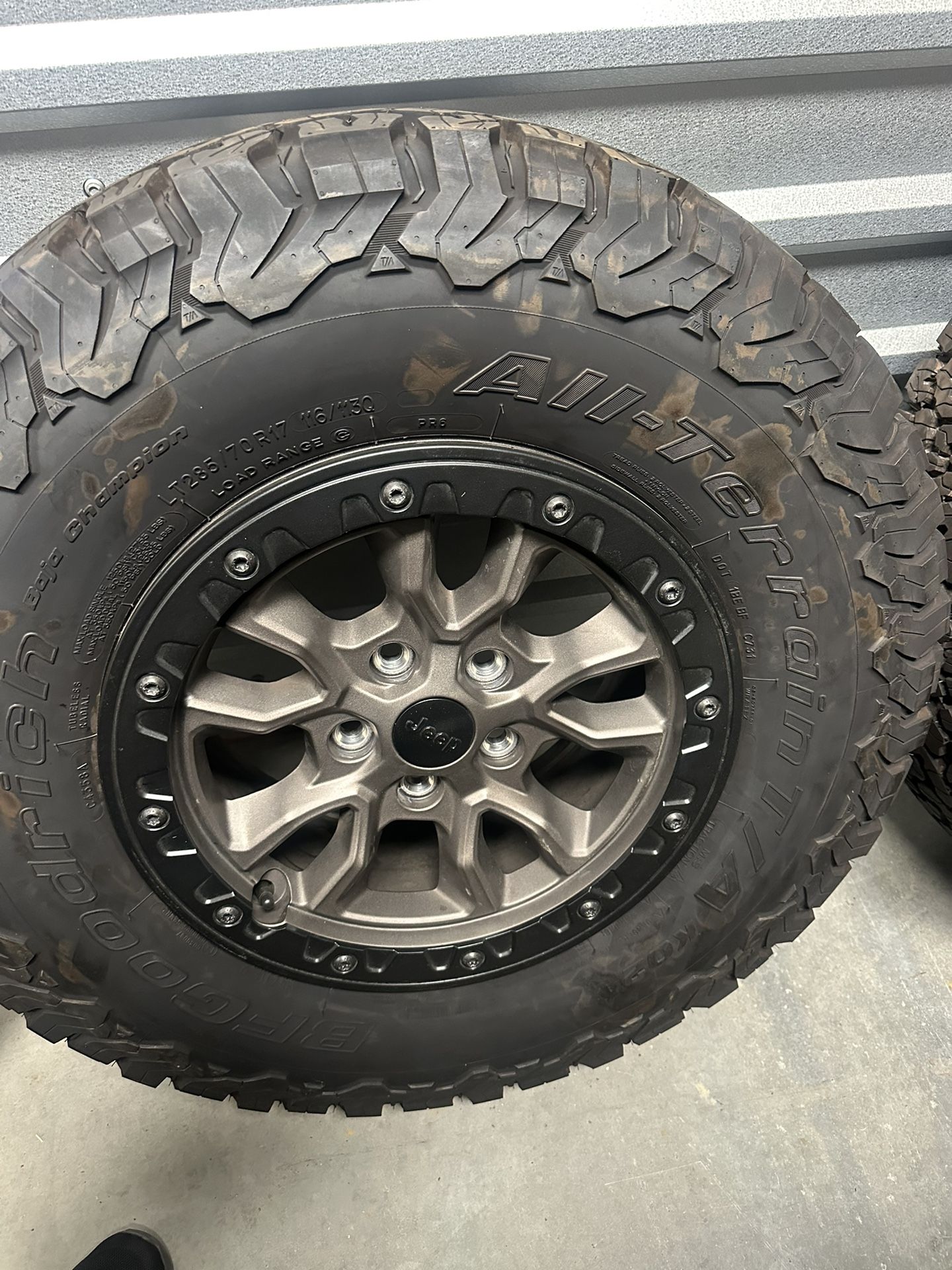 5) 285/70R17 BFG Ko2 With Factory Jeep Rubicon 17x8 Wheels