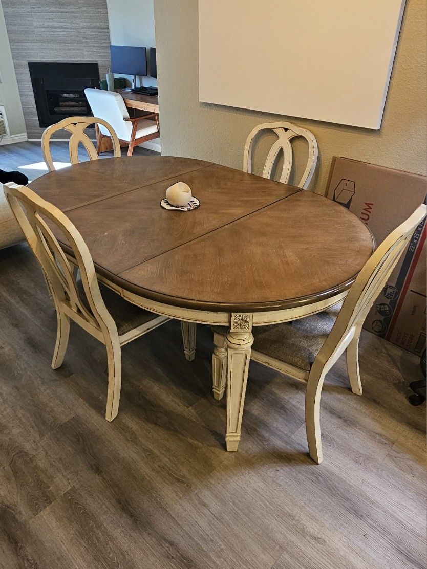 Realyn Dining Table And Chairs