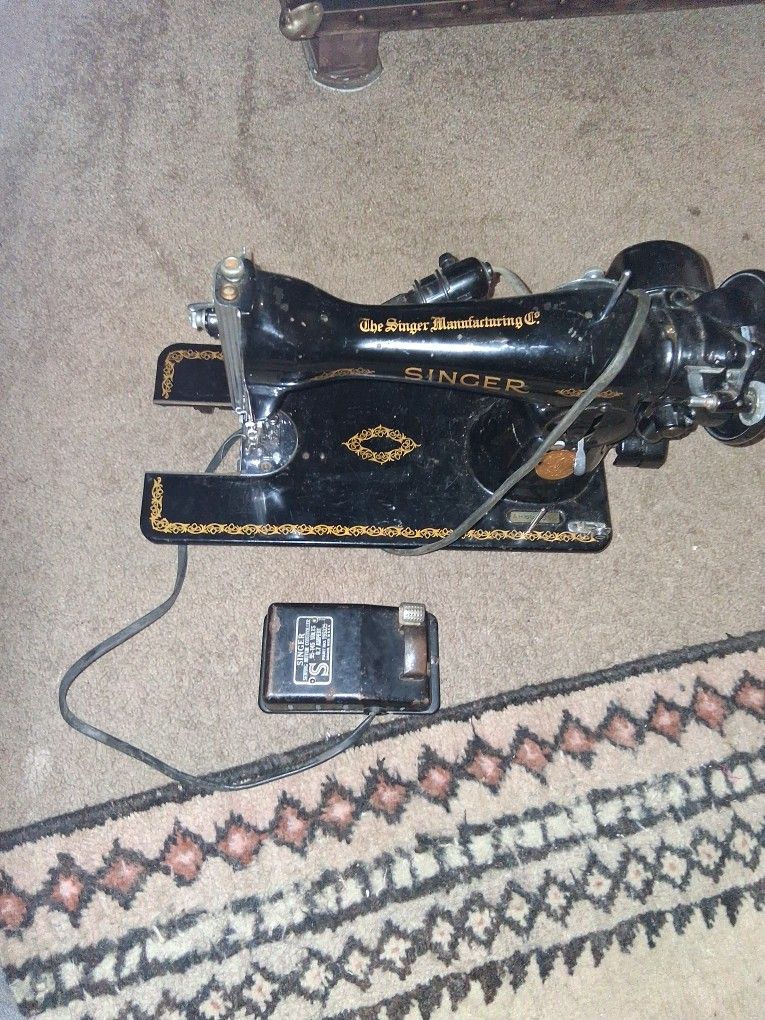 Vintage Collectable Sewing Machine 15-91