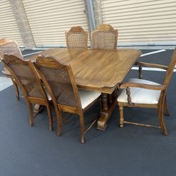 Beautiful dining table with 6 chairs/ Bonita Mesa con 6 sillas 